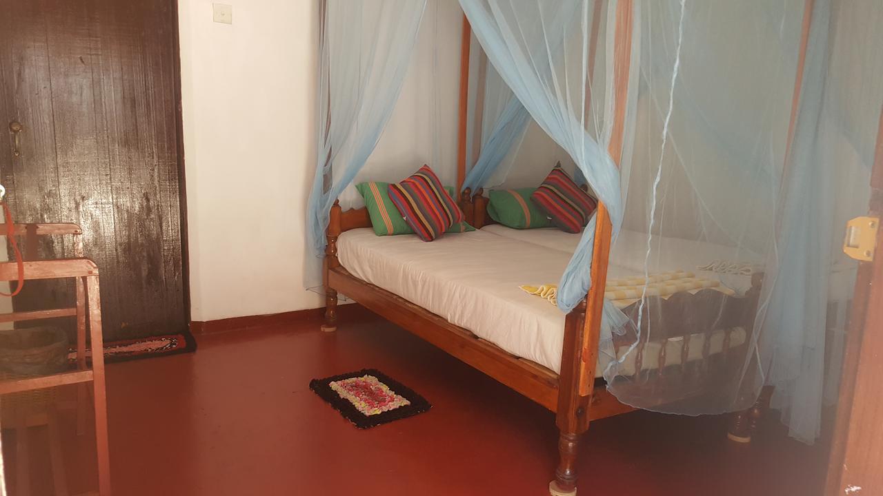 Canoe Beach Resort Tangalle Buitenkant foto