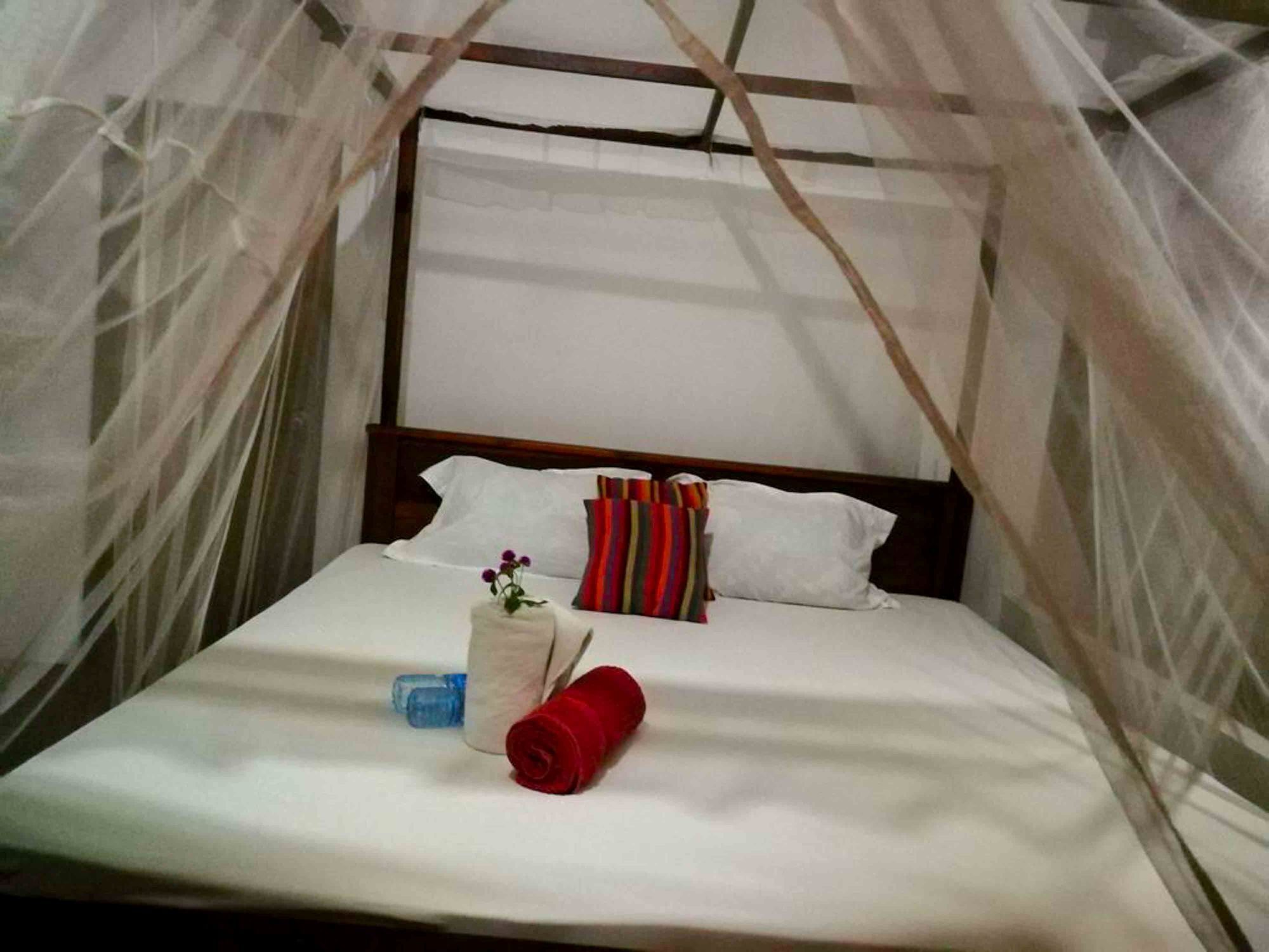 Canoe Beach Resort Tangalle Buitenkant foto